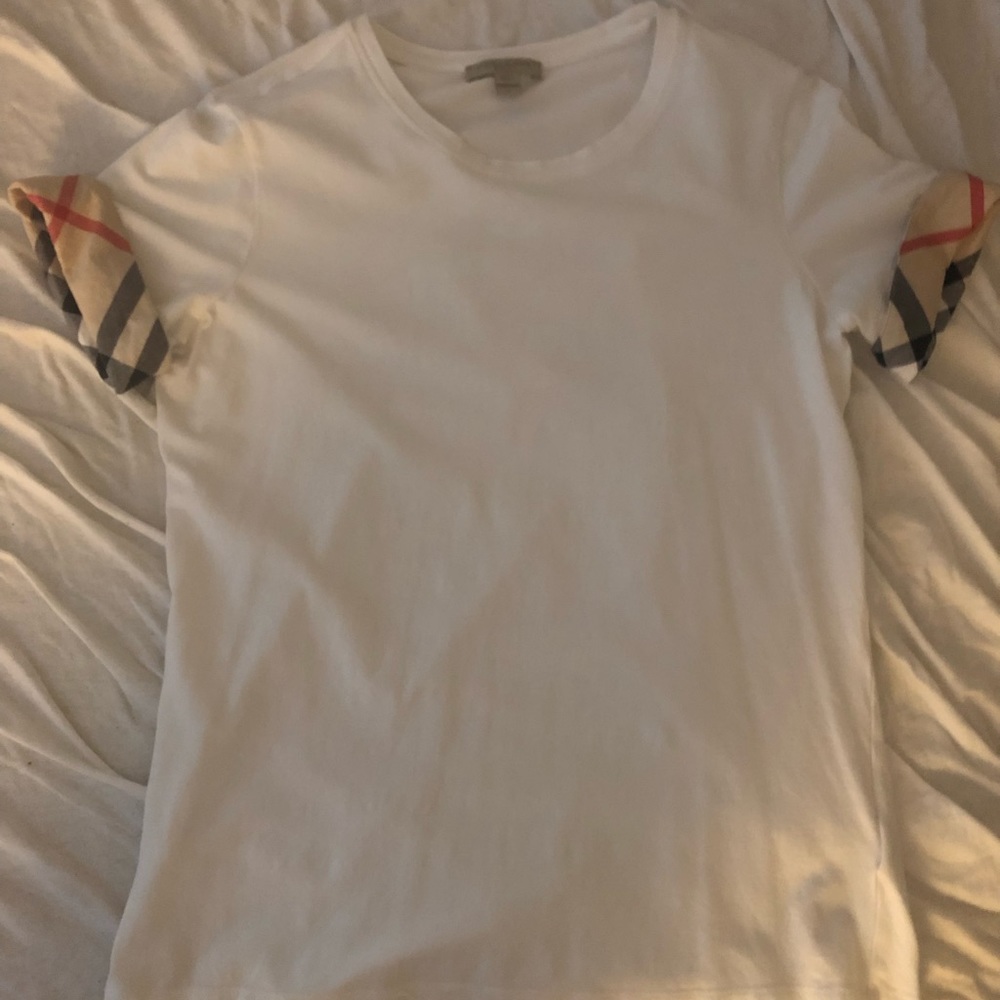 Burberry t-shirt size medium